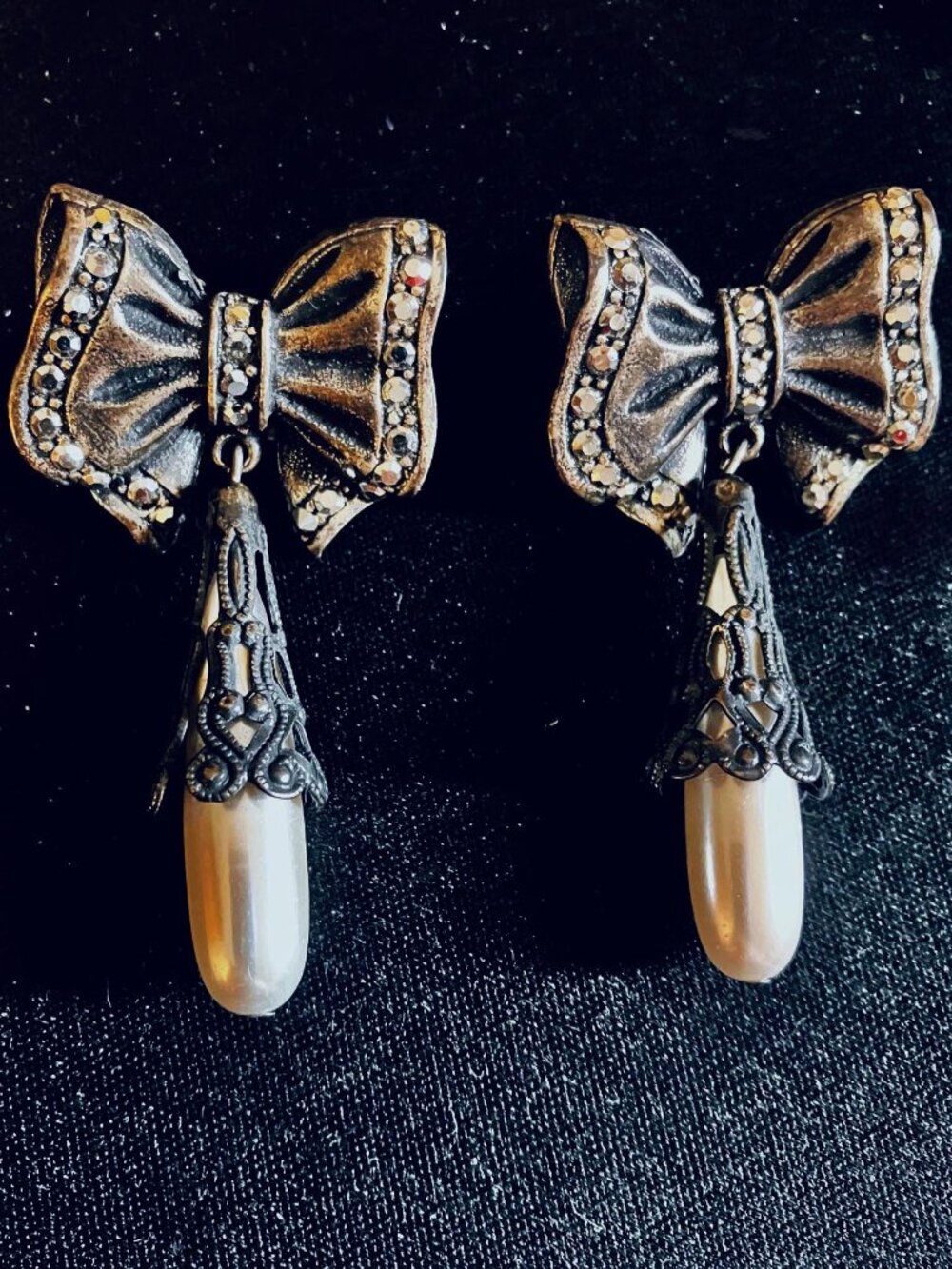 Banana Bob's Silver Ox Bow earrings dangle a teardrop shaped  faux  pearl.